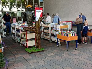 Büchermarkt vor der Stadtbibliothek in Herten