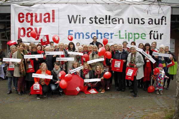Zahlreiche Frauen und Männer setzten sich am Equal Pay Day für Lohngerechtigkeit ein. Zahlreiche Aktionen fanden am Bürgerhaus Süd in Herten statt. 