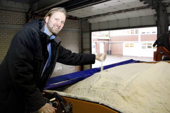 Für den Winterdienst auf rund der Hälfte der Straßen in Herten, auf Radwegen und Plätzen ist der ZBH verantwortlich. Thomas Ortwein hat das Salzlager genau im Blick.