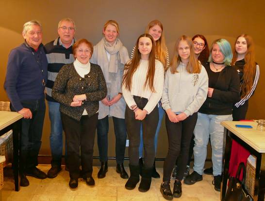 von links: Maurice Dubrulle, Europahaus, Detlef Fronda, Stadt Herten, Elsa Dubrulle, Europahaus, Stefanie Hülskemper, Französischlehrerin Städt. Gymnasium, Vicky Ragkou, Friederike Plantikow, Jill Ebeling, Isabell Kovalev, Lisa Gribowski und Jasmin Pel