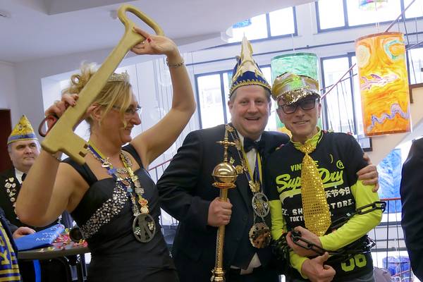 Prinzessin Sandra I. und ihr Prinz Patrick I. haben den goldenen Schlüssel für das Rathaus von Bürgermeister Fred Toplak übernommen. 