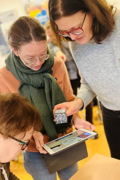 (v.l.n.r.) Adelheid Ludwig (VHS Bottrop), Anja Kronen-Ekhard (VHS Bottrop) und Mariele Holewa (VHS Herten) knacken gemeinsam dem Code im Escape Game. 