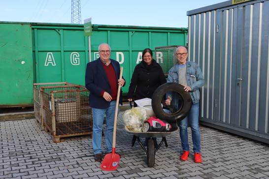 v. li.: Jürgen Grunwald, 1. stellvertretender Bürgermeister, Bürgermeister Fred Toplak und Silvia Godde, 2. stellvertretende Bürgermeisterin freuen sich auf den anstehenden Putztag "Herten putzt sich raus".