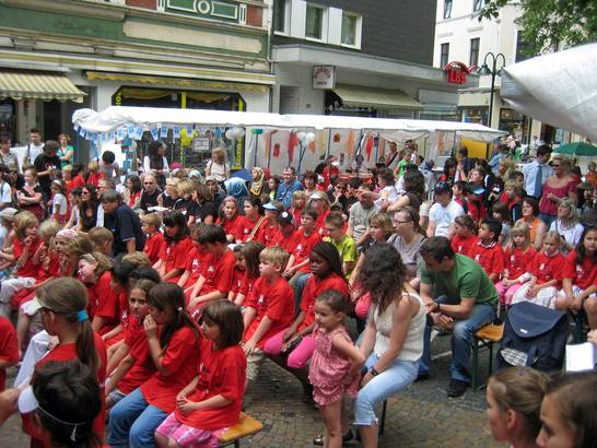 Jugendliche Musikerinnen, Musiker, Tänzerinnen, Tänzer, Künstlerinnen und Künstler aus Hertener Schulen, Kindergärten und Bildungseinrichtungen bieten auf der Bühne am Antonius-Denkmal ein buntes Programm für alle Gäste. Jugendliche Musikerinnen, Musiker, Tänzerinnen, Tänzer, Künstlerinnen und Künstler aus Hertener Schulen, Kindergärten und Bildungseinrichtungen bieten auf der Bühne am Antonius-Denkmal ein buntes Programm für alle Gäste.