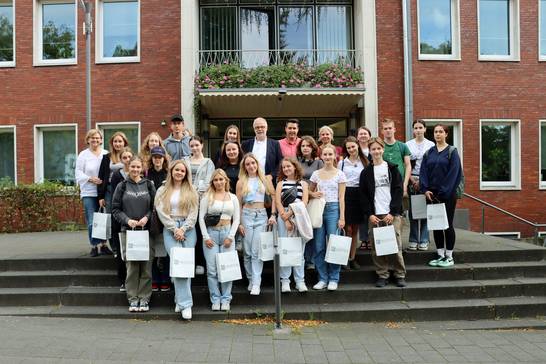 Am 20. September empfing Bürgermeister Matthias Müller (Mitte) 20 Schülerinnen und Schüler aus der polnischen Partnerstadt Szczytno. 