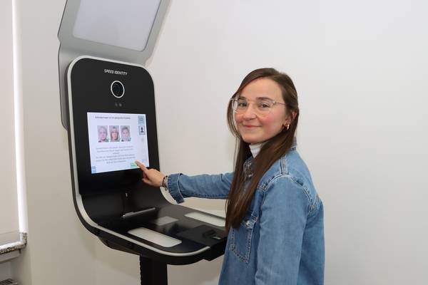 Mit dem Gerät "Speed Capture" können Bürgerinnen und Bürger schnell und unkompliziert biometrische Daten für Personalausweise, Reisepässe oder Aufenthaltstitel erstellen. (Foto: Stadt Herten)