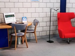 PC und Sitzmöglichkeiten in der Stadtbibliothek in Herten 
