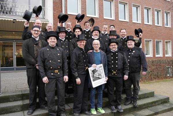 Gleich 16 Hertener Schornsteinfeger haben sich gestern zum jährlichen Fototermin vor dem Rathaus versammelt und brachten Bürgermeister Fred Toplak damit viel Glück für das Jahr 2017. 