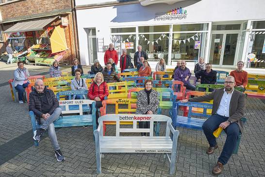 Bunte Friesenbänke verschönern nun die Hertener Innenstadt und laden Bürgerinnen und Bürger zum Verweilen ein (Foto: Martin Schmüdderich).
