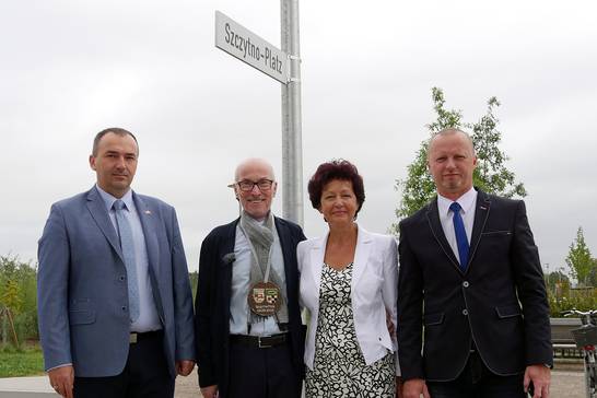 Albert Kilimann, Vorsitzender des Freundeskreises Szczytno-Herten, Bürgermeister Fred Toplak, Bürgermeisterin Danuta Górska, Ratsvorsitzender Mariusz Pardo	 (v.l.n.r.) bei der Einweihung des Szczytno-Platzes.