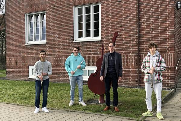 (v.l.n.r.) Die Nachwuchs-Querflötisten Elnur Misirli, Jan Reinprecht und Tobias Iwanczik sowie Musikschullehrer Sascha Schiefer (2.v.r.) freuen sich über die Platzierungen beim Landeswettbewerb „Jugend musiziert“.