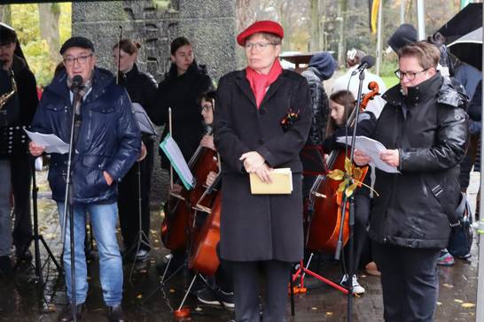 Jürgen Hoffmann (v.l.), Dr. Babette Nieder und Christa Vanselow tragen in enger Verbundenheit zu den drei Hertener Partnerstädten Szczytno, Arras und Doncaster das Gedicht „Krieg dem Kriege“ von Kurt Tucholsky vor. (Foto: Stadt Herten_Marco Baron) Jürgen Hoffmann (v.l.), Dr. Babette Nieder und Christa Vanselow tragen in enger Verbundenheit zu den drei Hertener Partnerstädten Szczytno, Arras und Doncaster das Gedicht „Krieg dem Kriege“ von Kurt Tucholsky vor. (Foto: Stadt Herten_Marco Baron)