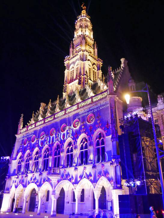 Das Rathaus in Arras leuchtete am Wochenende festlich. Das Rathaus in Arras leuchtete am Wochenende festlich.