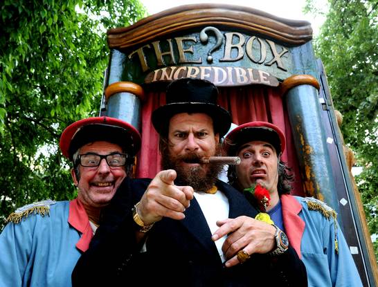 Das Straßentheater Cia La Tal zeigt 'The incredible box'. Foto: Rudi Schuerewegen Das Straßentheater Cia La Tal zeigt 'The incredible box'. Foto: Rudi Schuerewegen
