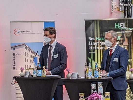 Talkrunde bei der Eröffnung des Cummins-Standortes in Herten, u.a. mit Ministerpräsident Hendrik Wüst und Hydrogenics-Geschäftsführer Dr. Bernd Pitschak (v.l.).
