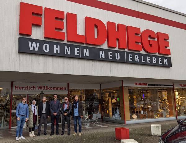 Unternehmensbesuch in der Wohnwelt Feldhege (v.l.): Felix Feldhege, Kheira Said Azza (Stadt Herten), Franz-Jürgen und Philip Feldhege, Bürgermeister Matthias Müller und Klaus Feldhege.