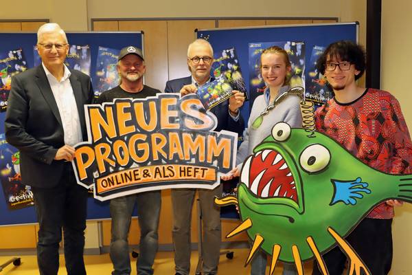Wilhelm Uhlenbruch (Volksbank Ruhr Mitte), Matthias Zoska (CreativWerkstatt), Bürgermeister Matthias Müller, Hannah Stuwe (CreativWerkstatt) und Lennard Krup (CreativWerkstatt) freuen sich über das neue Programm.