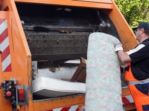 Sperrmüllpresse im Einsatz