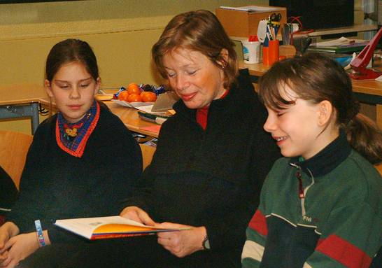 Juliane Meuter-Bechtel liest in der Waldschule (12/02)