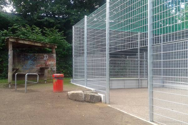 Der neue Ballspielbereich am Spielplatz Adalbertstraße ist ab heute offiziell freigegeben.