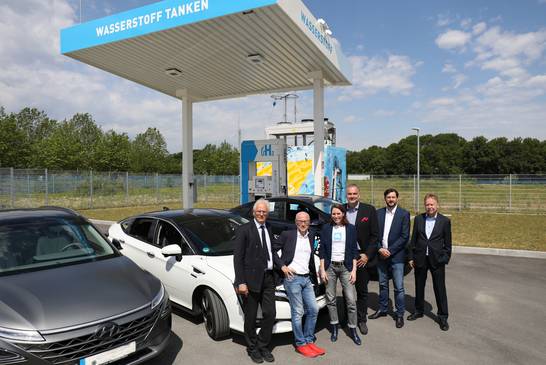Joachim Ronge (AGR), Bürgermeister Fred Toplak, Sybille Riepe (H2 Mobility), Ferry Franz (Toyota Motor Deutschland), Alexander Schadowski (Linde), Volker Lindner h2-netzwerk-ruhr freuen sich über die Eröffnung der Wasserstofftankstelle.
