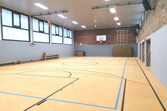 Die Sporthalle der Waldschule wurde kernsaniert: Neben der Dach- und Fassadensanierung, mit einer integrierten Photovoltaikanlage, wurde die Umsetzung des Brandschutzkonzeptes überarbeitet und Deckenheizstrahler verbaut.