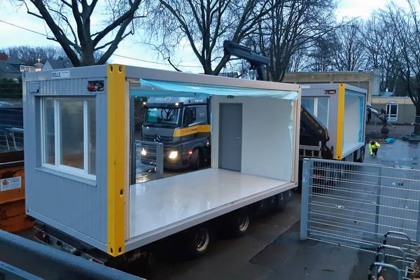 Mithilfe mehrerer Lastwagen wurden die Module zum Schulhof transportiert.