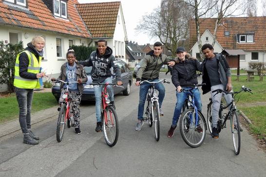 Beate Kleibrink von den Kinderfreunden der Stadt Herten trainierte gemeinsam mit geflüchteten Jugendlichen das Radfahren und die Verkehrsregeln in Deutschland.