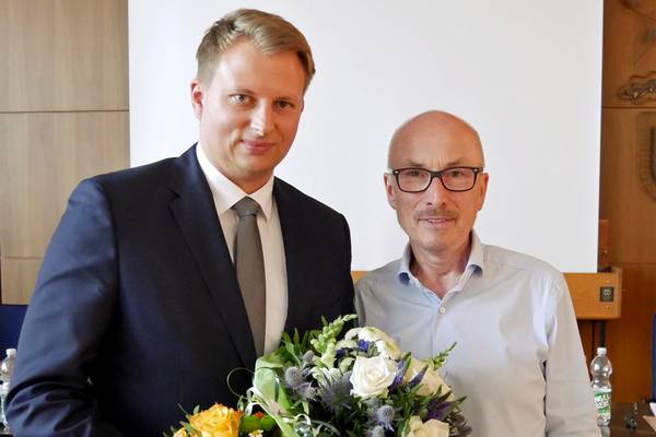 Christoph Heidenreich (rechts) ist neuer Stadtbaurat in Herten. Die Mitglieder des Hertener Stadtrats wählten ihn mehrheitlich. Bürgermeister Fred Toplak (rechts) gratuliert. 