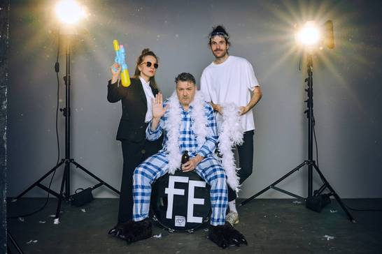 Das Trio präsentiert Mischung aus Pop und Poesie, aus Tresen und Tanzfläche, aus Melancholie und angetäuschtem Dachschaden.
