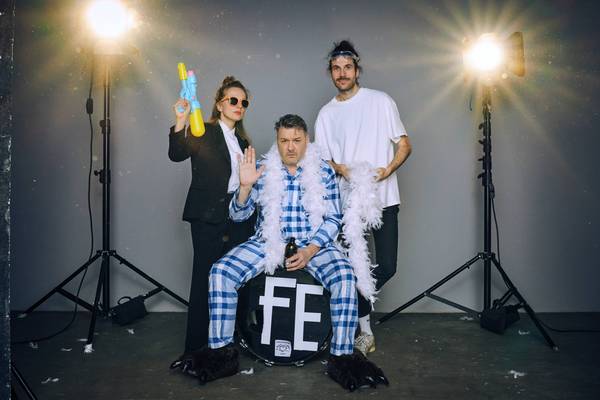 Das Trio präsentiert Mischung aus Pop und Poesie, aus Tresen und Tanzfläche, aus Melancholie und angetäuschtem Dachschaden.