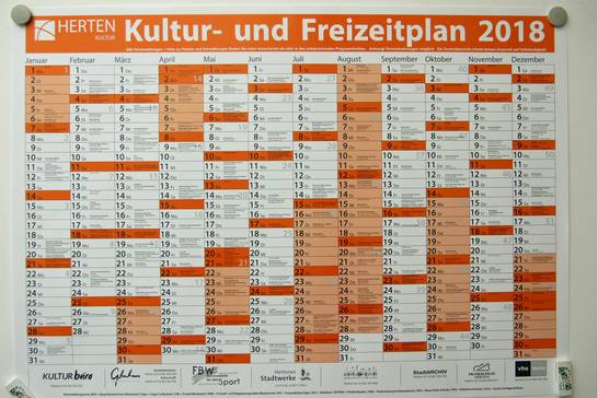 Die Wandkalender im DIN-Format A1 sind in diesem Jahr im orangenen Design. Erhältlich sind sie kostenlos, solange der Vorrat reicht.