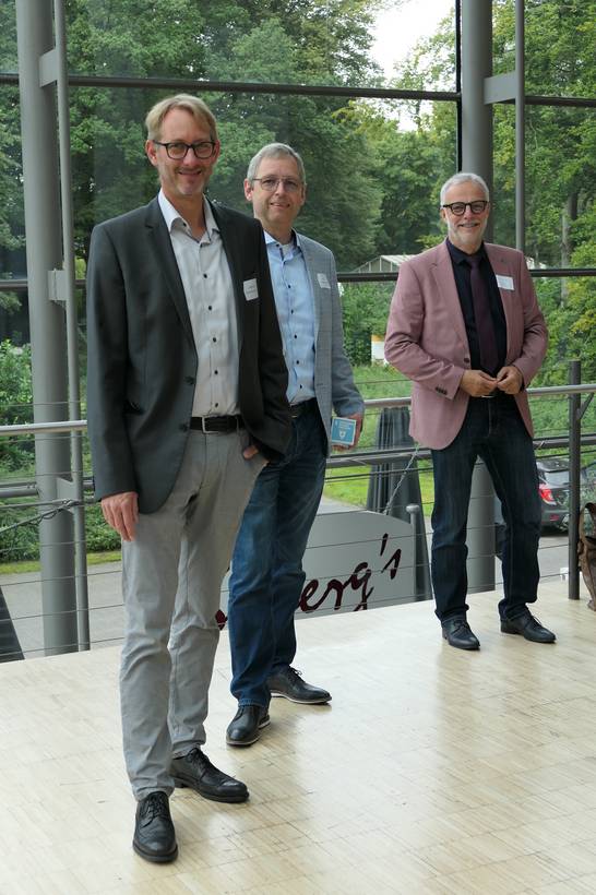Es machen sich mit dem Projekt #ökoprofit elf Unternehmen auf den Weg zu mehr Nachhaltigkeit. Mit dabei das Hertener Unternehmen BlueSens gas sensor GmbH. Bürgermeister Müller (rechts) freut sich mit den beiden Geschäftsführern Dr. Holger Müller (links) und Dr. Udo Schmale (Mitte) über den Projektstart und wünscht allen teilnehmenden Unternehmen viel Erfolg. Es machen sich mit dem Projekt #ökoprofit elf Unternehmen auf den Weg zu mehr Nachhaltigkeit. Mit dabei das Hertener Unternehmen BlueSens gas sensor GmbH. Bürgermeister Müller (rechts) freut sich mit den beiden Geschäftsführern Dr. Holger Müller (links) und Dr. Udo Schmale (Mitte) über den Projektstart und wünscht allen teilnehmenden Unternehmen viel Erfolg.