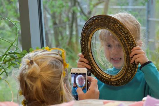 Mit spannenden Inhalten und Experimenten begeistert die KinderUni ihre Teilnehmerinnen und Teilnehmer.