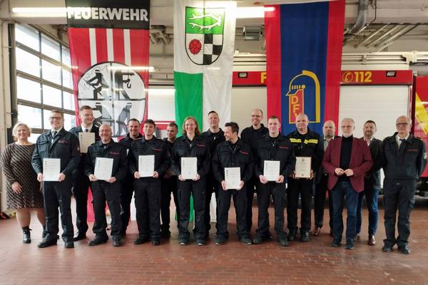 Bei der offiziellen Vereidigung der Brandmeisteranwärter übergab Bürgermeister Matthias Müller die Urkunden an die "Neuen" der Hertener Feuerwehr.