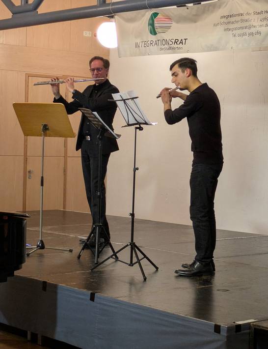 Sascha Schiefer, pädagogischer Leiter der Musikschule Herten, spielt mit seinem ehemaligen Schüler Elnur Misirli im Duett. Sascha Schiefer, pädagogischer Leiter der Musikschule Herten, spielt mit seinem ehemaligen Schüler Elnur Misirli im Duett.
