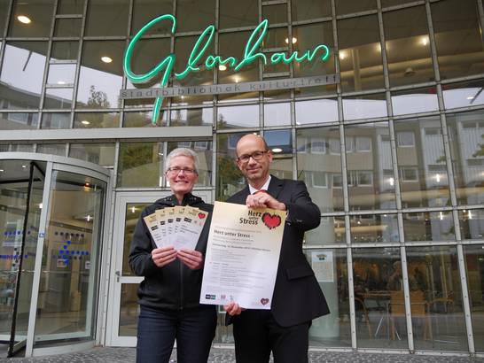 Privatdozent Dr. Horst Neubauer, Chefarzt der Inneren Medizin II im St. Elisabeth-Hospital Herten und Barbara Dittrich, Studienleiterin für den Bereich Gesundheit bei der VHS Herten.