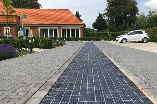 Die Solarzellen sind teil des Straßenbelags.