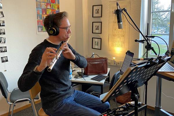 Musiklehrer Sascha Schiefer unterrichtet online und spielt ebenfalls Lieder für seine Schülerinnen und Schüler ein, um diese dann zu verschicken.