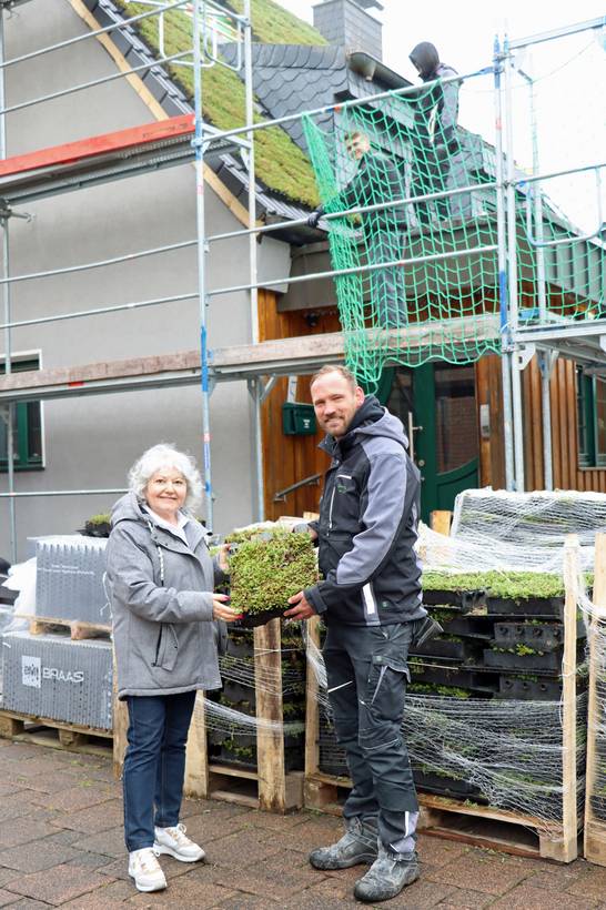 Stadtbaurätin Janine Feldmann machte sich vor Ort ein Bild von dem Pflanzsystem, das Dachdeckermeister Raphael Soler-Lopez und sein Team auf dem Dach anbrachten. (Foto: Stadt Herten_Corina Plötz) Stadtbaurätin Janine Feldmann machte sich vor Ort ein Bild von dem Pflanzsystem, das Dachdeckermeister Raphael Soler-Lopez und sein Team auf dem Dach anbrachten. (Foto: Stadt Herten_Corina Plötz)