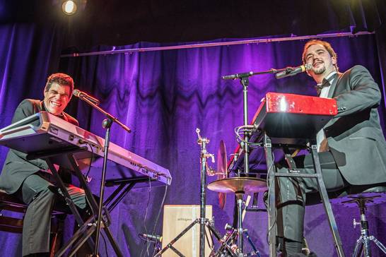 Zwei Typen, zwei Keyboards, zwei Stimmen und ein Abend voller Überraschungen: Bastian Pusch und Andreas Speckmann stehen am Donnerstag, 20. Februar, im Rahmen der Kleinkunstreihe 7nach8 um 20.07 Uhr als „Living Jukebox“ auf der Glashausbühne in Herten (Foto: Rolf Demmel).
