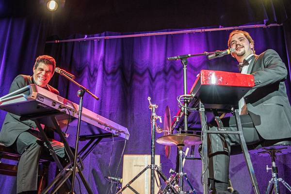 Zwei Typen, zwei Keyboards, zwei Stimmen und ein Abend voller Überraschungen: Bastian Pusch und Andreas Speckmann stehen am Donnerstag, 20. Februar, im Rahmen der Kleinkunstreihe 7nach8 um 20.07 Uhr als „Living Jukebox“ auf der Glashausbühne in Herten (Foto: Rolf Demmel).