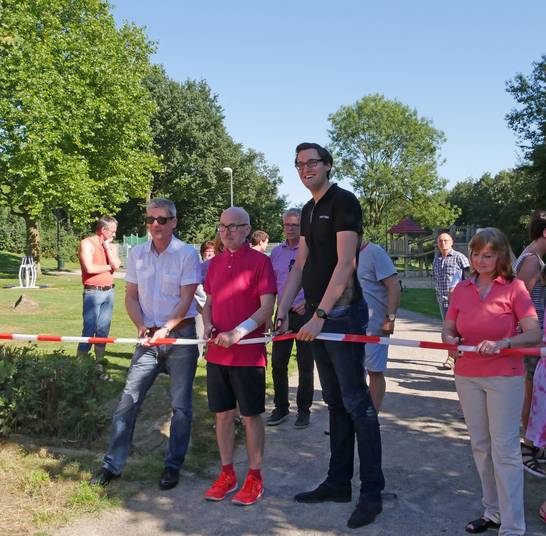 Der Spielplatz an der Hasselbruchstraße in Herten-Bertlich wurde neu-eröffnet. Bürgermeister Fred Toplak zerschneidet gemeinsam mit dem ersten Stellvertreter Alexander Letzel und Rainer Berkau vom Stadtumbau Herten das Flatterband.