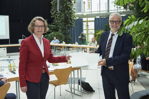 Förderbescheide in Höhe von über 2,22 Millionen Euro aus dem Städtebauförderprogramm hat Bürgermeister Matthias Müller (rechts) am 6. Juli im Glashaus Herten durch die Ministerin für Heimat, Kommunales, Bau und Gleichstellung des Landes Nordrhein-Westfalen, Ina Scharrenbach (links), in Empfang genommen (Foto: Martin Schmüdderich Fotografie).