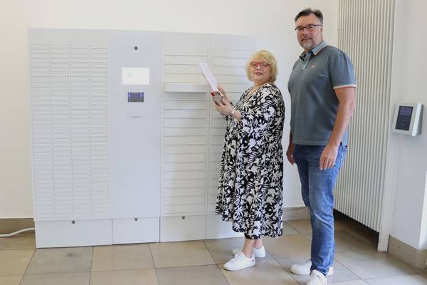 Sabine Seibel, Mitarbeitende des Dezernats 2, und Jürgen Krystek, Leiter des Amtes Bürgerdienste in Herten, freuen sich über das neue Serviceangebot der Stadt Herten.