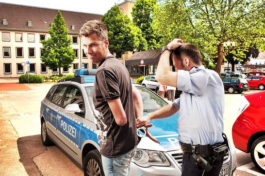 Martin Fromme zeigt sein Solo-Programm "Besser Arm ab als arm dran" im Glashaus.