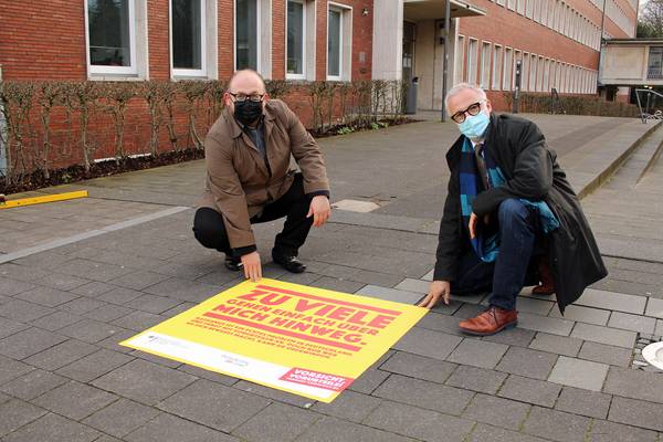 Bürgermeister Matthias Müller (rechts) und Selman Duran, Vorsitzender des Integrationsrats, werben am Bodenaufkleber vor dem Rathaus für eine Gesellschaft ohne Vorurteile und Rassismus. (Foto: Stefanie Hasler)
