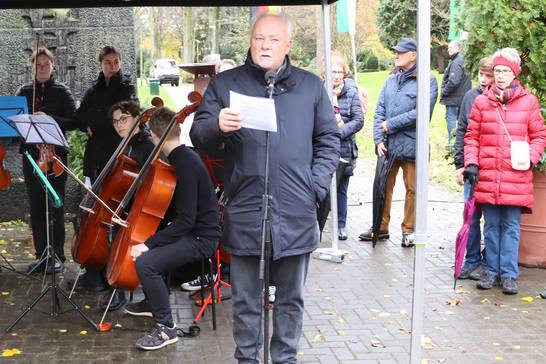 Gerd Lange, Vertreter der Vereinigung der Verfolgten des Naziregimes-Bund der Antifaschisten, liest aus dem Brief eines französischen Soldaten aus dem Ersten Weltkrieg vor. (Foto: Stadt Herten_Marco Baron) Gerd Lange, Vertreter der Vereinigung der Verfolgten des Naziregimes-Bund der Antifaschisten, liest aus dem Brief eines französischen Soldaten aus dem Ersten Weltkrieg vor. (Foto: Stadt Herten_Marco Baron)