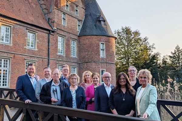 Gemeinsames Foto der Bürgerpreisträgerinnen und -preisträger 2019 mit dem Bürgermeister 