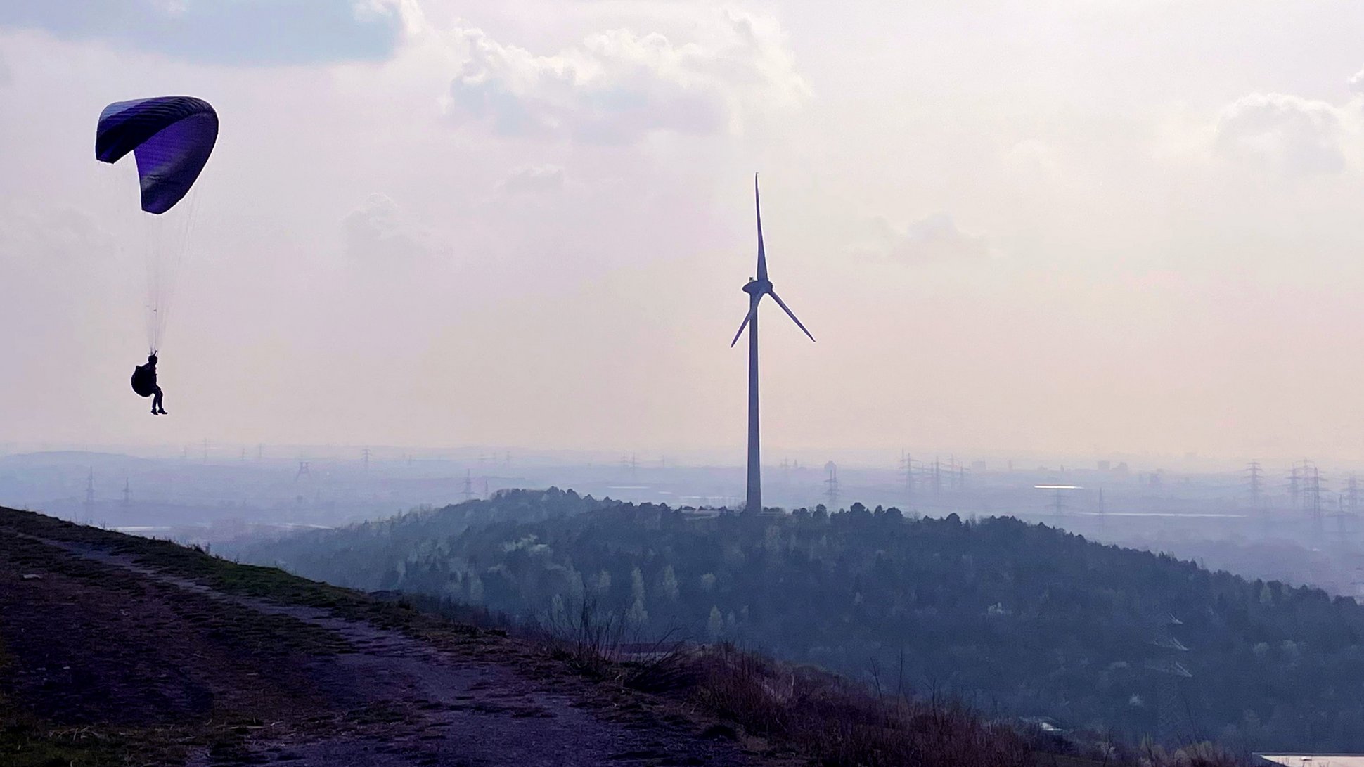 Halde Hoheward mit Gleitschirmspringer